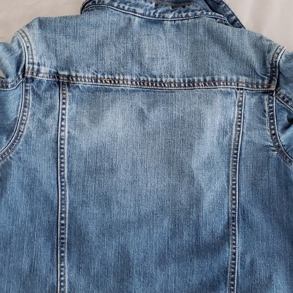 Kid's (unisex) Gap distressed jean jacket. - Picture 5 of 7